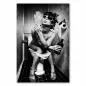 Preview: Junge Frau auf Toilette mit Sonnenbrille, Zigarette, Schnapsflasche und Lockenwicklern, humorvolle Party-Vorbereitung. Preview: Junge Frau auf Toilette mit Sonnenbrille, Zigarette, Schnapsflasche und Lockenwicklern, humorvolle Party-Vorbereitung.